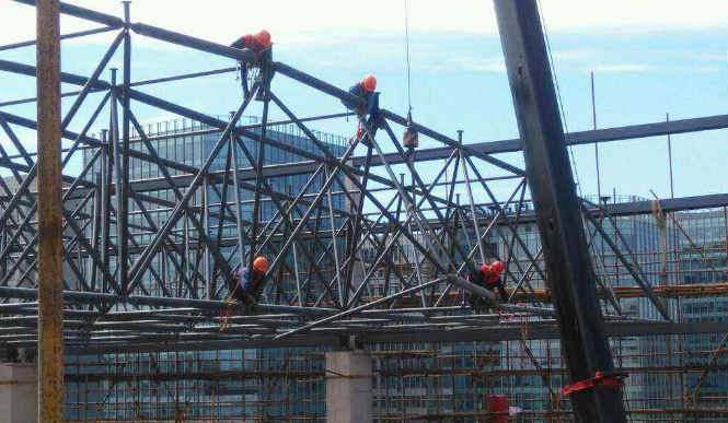 大安论网架装配施工中搭设脚手架应当留神的事故